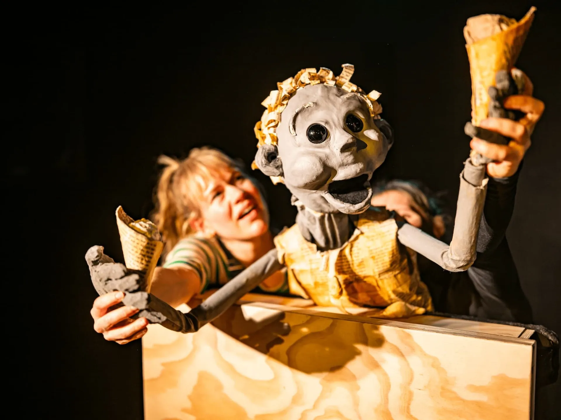 Poppenkastvoorstelling Berend Boekenvreter met een pop en performer.