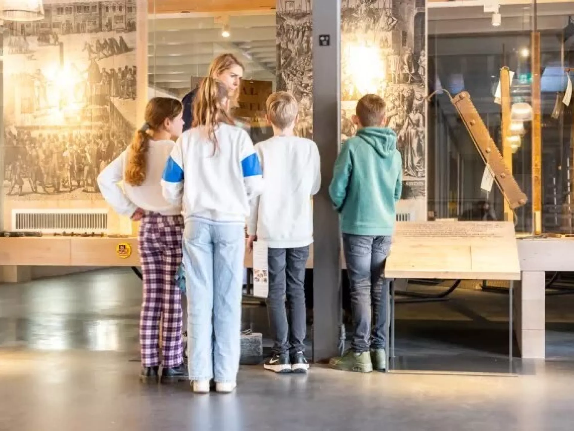 Groep kinderen verkent een tentoonstelling in een museum.