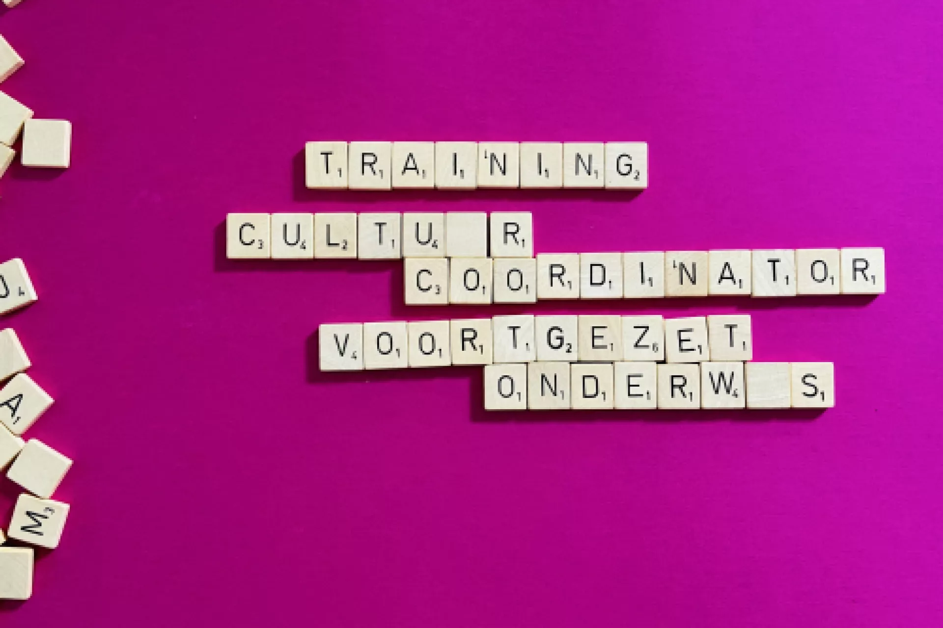 Scrabble-letters vormen woorden de naam van de cursus op een paarse achtergrond.
