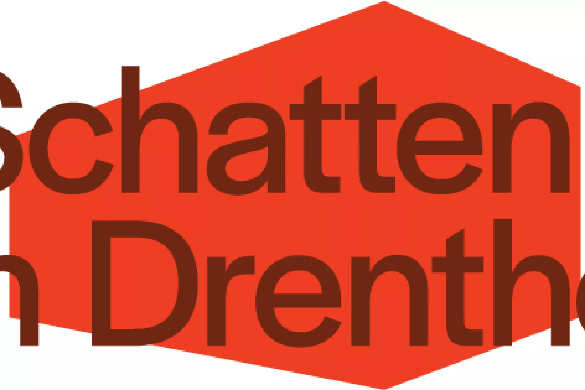 Logo met de tekst "Schatten in Drenthe" tegen een rode achtergrond.