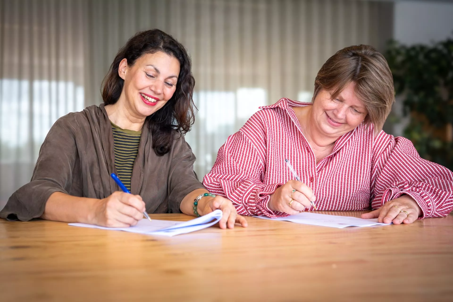 Marieke Vegt, directeur van K&C, ondertekent het plan rond Regiomakelaars met de directeur van het Fonds voor Cultuurparticipatie. 